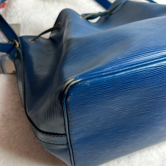 Beautiful Louis Vuitton Noé Bucket & Drawstring Bag Blue Epi Leather - Picture 7 of 12